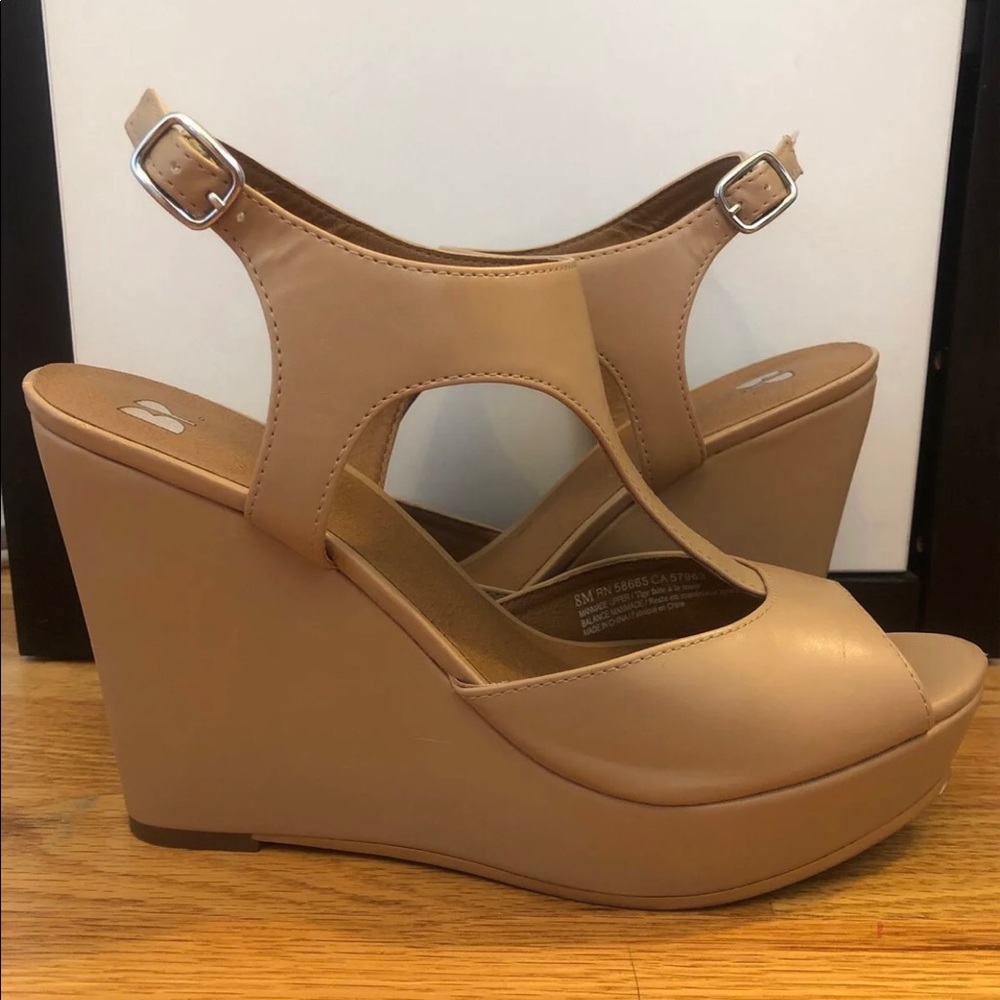 Nude wedge sandals with adjustable t-strap